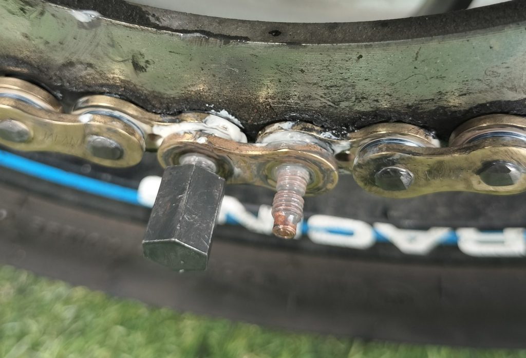 知らなかった!バイクのチェーンを自分で交換する超簡単な交換費用最安のやり方はこれだ!【GSX250R】