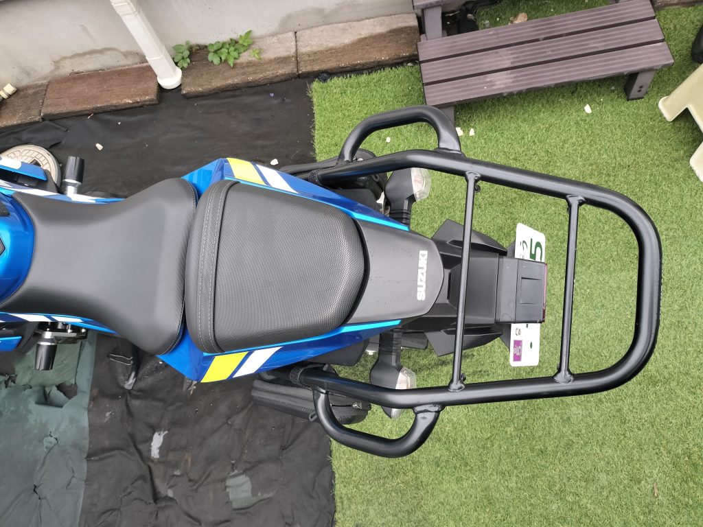 GSX250R専用 タンデムグリップ付きリアキャリア – 安全で快適なツーリングを実現するエンデュランス製