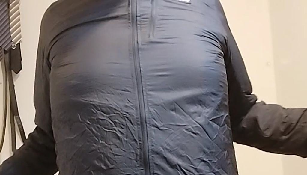 パタゴニアのフーディニジャケットのサイズ感、たたみ方、コーデ等レビュー！１８０センチ以上の大男