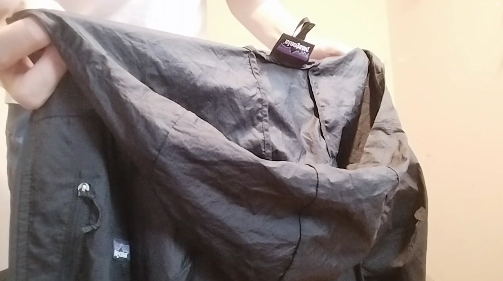 パタゴニアのフーディニジャケットのサイズ感、たたみ方、コーデ等レビュー！１８０センチ以上の大男