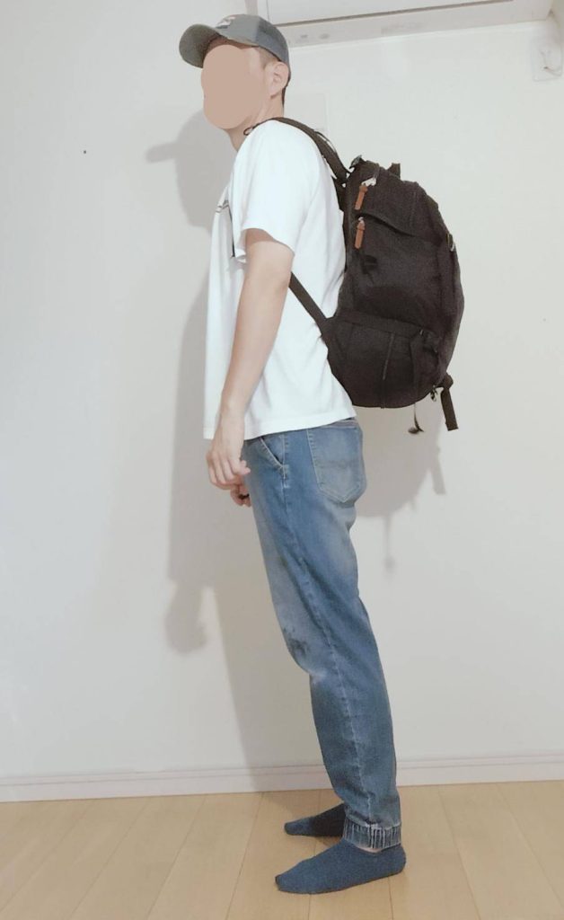 グレゴリー ジャーニーマン V2 を背負った男性 通勤や通学におすすめのリュック