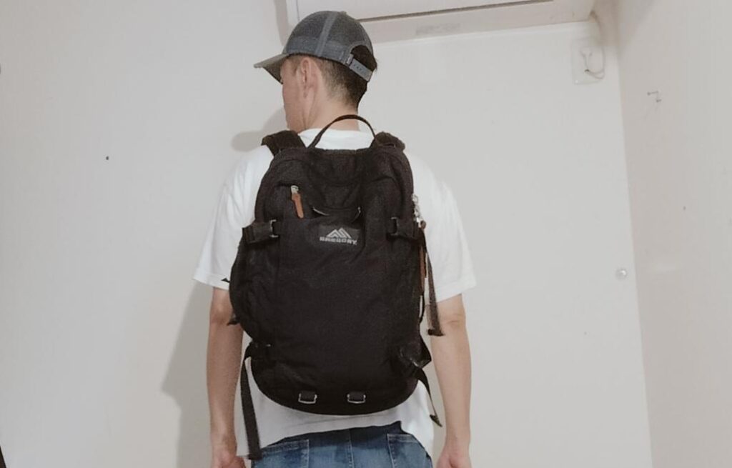 グレゴリー ジャーニーマン V2 を背負った男性 通勤や通学におすすめのリュック