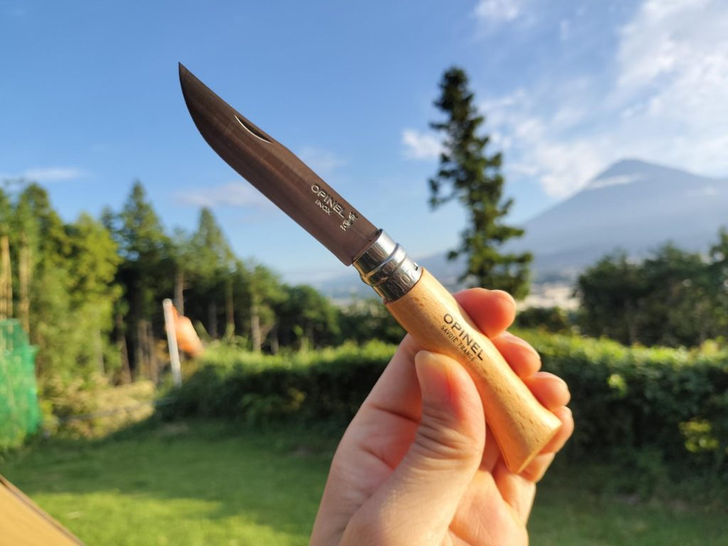 オピネルナイフの魅力と使い方|サイズ選びから手入れ方法まで、アウトドアで安心のナイフ7号のポイントや銃刀法も解説