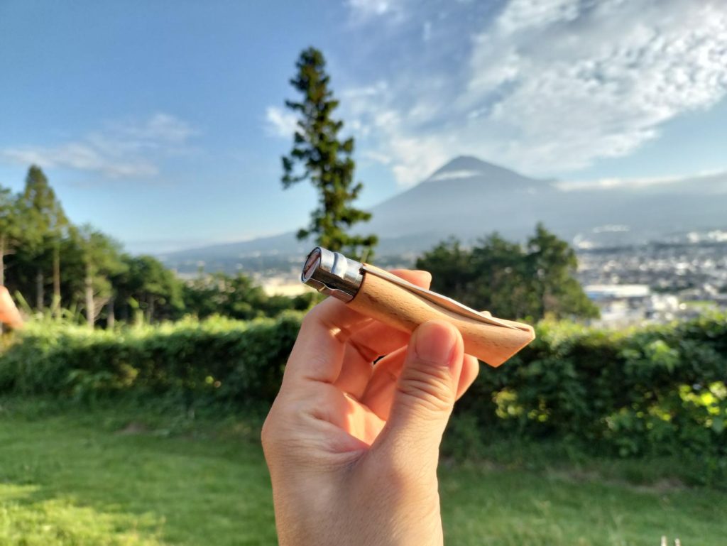 オピネルナイフの魅力と使い方|サイズ選びから手入れ方法まで、アウトドアで安心のナイフ7号のポイントや銃刀法も解説