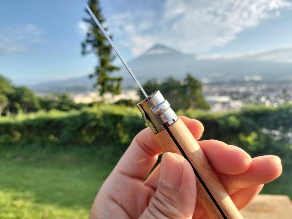 オピネルナイフの魅力と使い方|サイズ選びから手入れ方法まで、アウトドアで安心のナイフ7号のポイントや銃刀法も解説