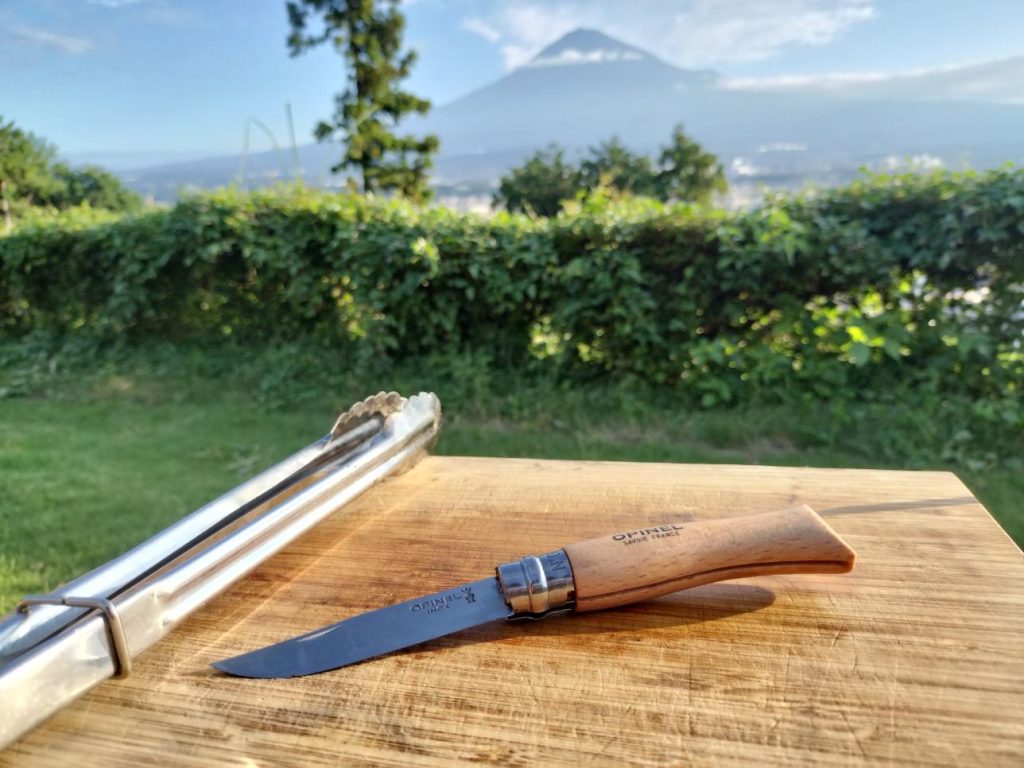 オピネルナイフの魅力と使い方|サイズ選びから手入れ方法まで、アウトドアで安心のナイフ7号のポイントや銃刀法も解説