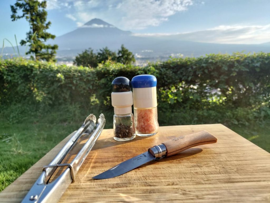 オピネルナイフの魅力と使い方|サイズ選びから手入れ方法まで、アウトドアで安心のナイフ7号のポイントや銃刀法も解説