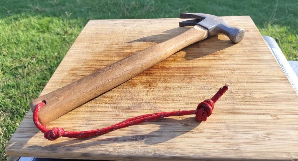 護身用の武器にも!最強&軽量で安い!キャンプ・サバイバル用おすすめペグハンマーの代用品