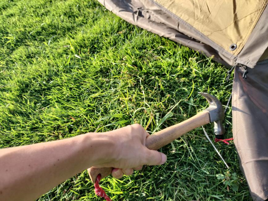 護身用の武器にも!最強&軽量で安い!キャンプ・サバイバル用おすすめペグハンマーの代用品