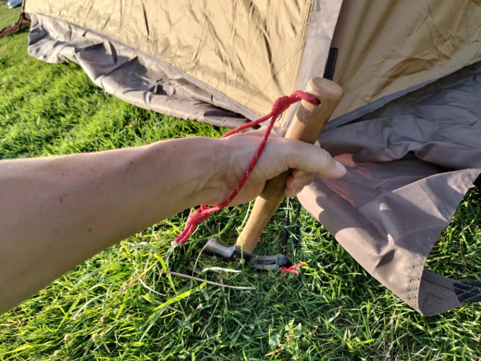 護身用の武器にも!最強&軽量で安い!キャンプ・サバイバル用おすすめペグハンマーの代用品