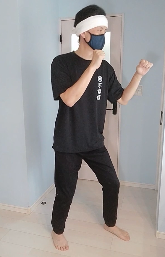 護身姿勢を身につけることで、有事の際に冷静に対応できる力が養われます。本記事では、元警察官、空手歴２０年以上の私が、護身基本となる構え方や姿勢について解説。姿勢を学び、自信を持って行動できるようになりましょう！