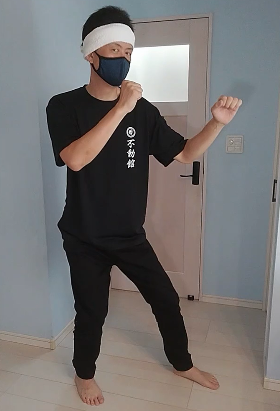 護身姿勢を身につけることで、有事の際に冷静に対応できる力が養われます。本記事では、元警察官、空手歴２０年以上の私が、護身基本となる構え方や姿勢について解説。姿勢を学び、自信を持って行動できるようになりましょう！