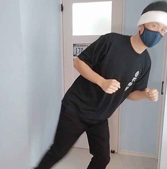 護身姿勢を身につけることで、有事の際に冷静に対応できる力が養われます。本記事では、元警察官、空手歴２０年以上の私が、護身基本となる構え方や姿勢について解説。姿勢を学び、自信を持って行動できるようになりましょう！