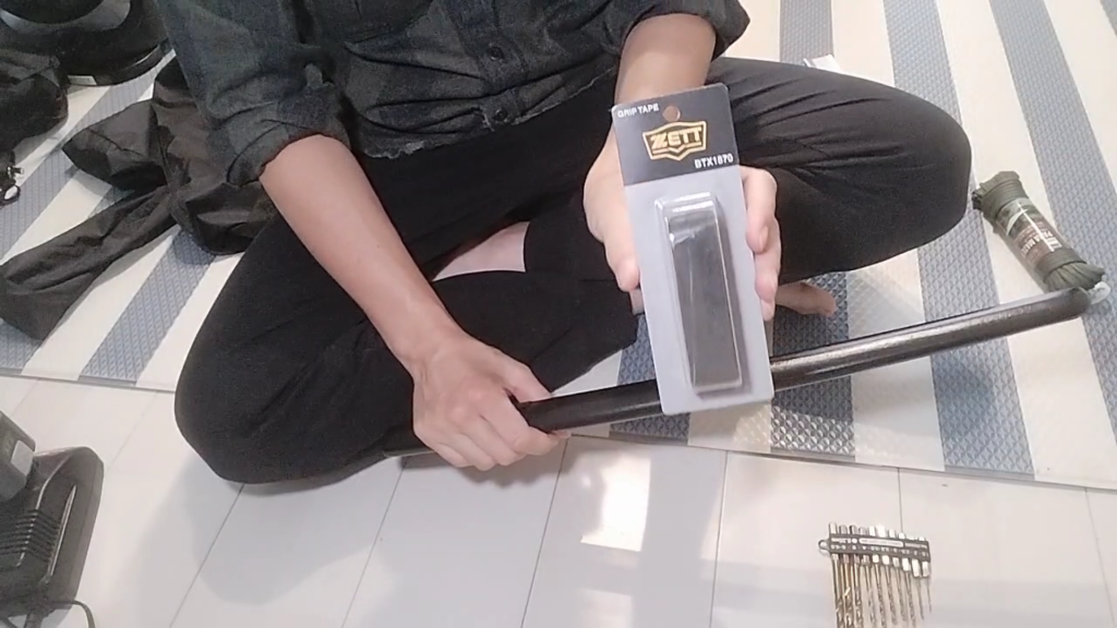 元警察官がおすすめする防犯グッズ。強盗対策に適した自宅用の合法武器『脇差し木刀』を紹介。操作性を高めるカスタマイズ方法や防犯のポイントを詳しく解説しています。