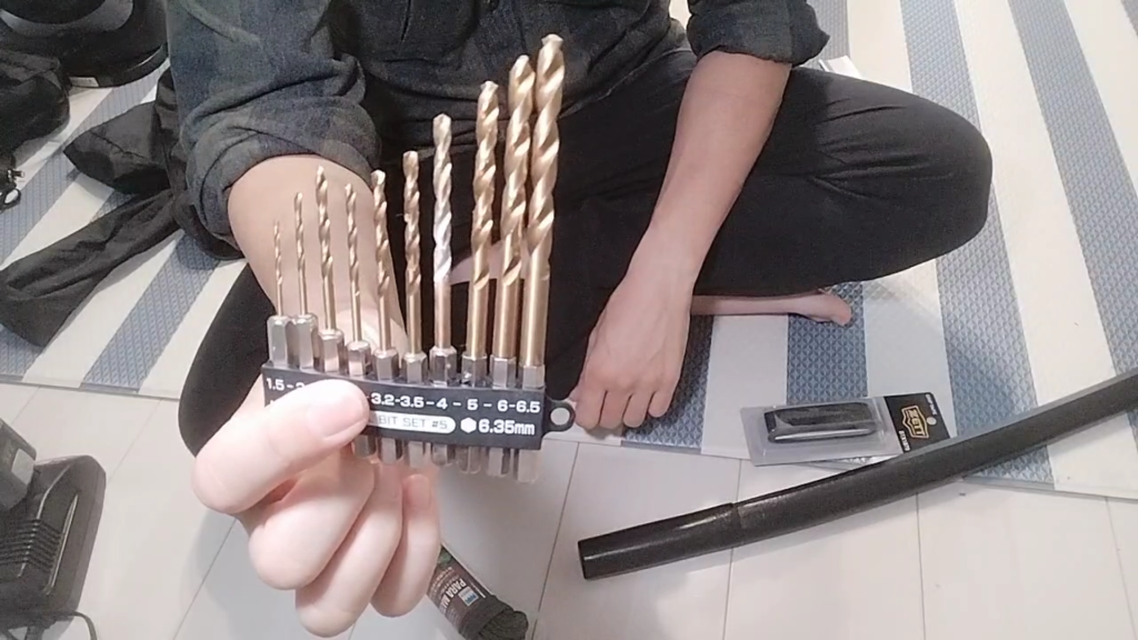 元警察官がおすすめする防犯グッズ。強盗対策に適した自宅用の合法武器『脇差し木刀』を紹介。操作性を高めるカスタマイズ方法や防犯のポイントを詳しく解説しています。