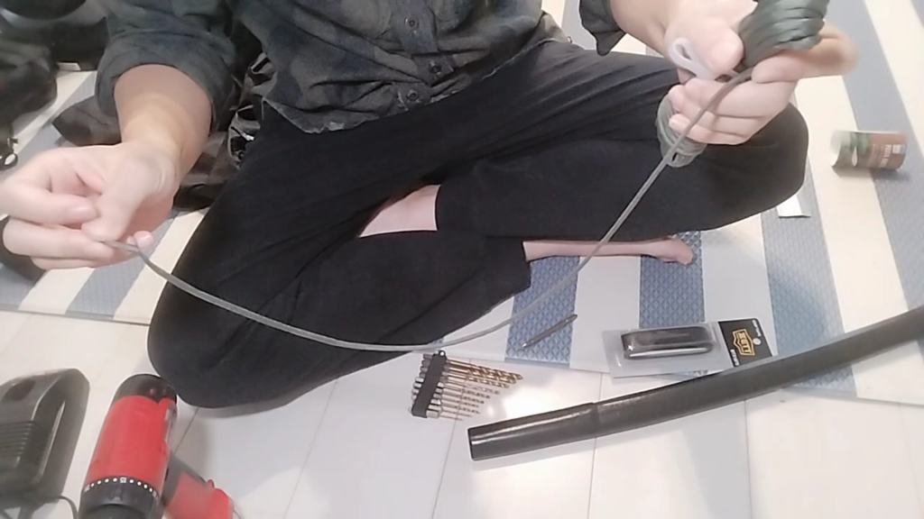 元警察官がおすすめする防犯グッズ。強盗対策に適した自宅用の合法武器『脇差し木刀』を紹介。操作性を高めるカスタマイズ方法や防犯のポイントを詳しく解説しています。