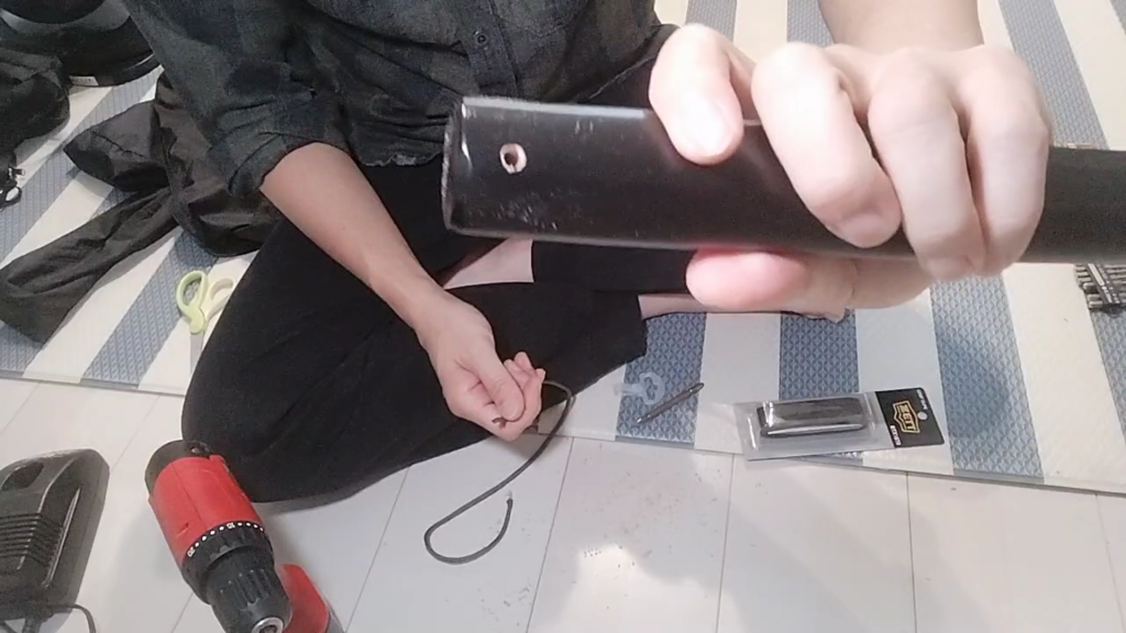 元警察官がおすすめする防犯グッズ。強盗対策に適した自宅用の合法武器『脇差し木刀』を紹介。操作性を高めるカスタマイズ方法や防犯のポイントを詳しく解説しています。