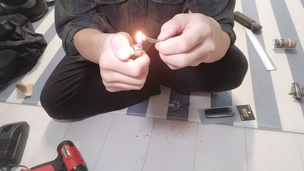 元警察官がおすすめする防犯グッズ。強盗対策に適した自宅用の合法武器『脇差し木刀』を紹介。操作性を高めるカスタマイズ方法や防犯のポイントを詳しく解説しています。