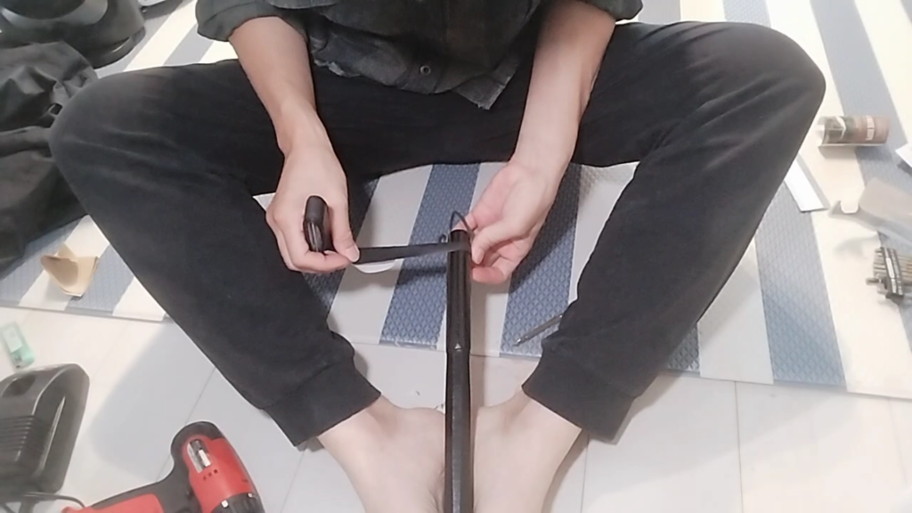 元警察官がおすすめする防犯グッズ。強盗対策に適した自宅用の合法武器『脇差し木刀』を紹介。操作性を高めるカスタマイズ方法や防犯のポイントを詳しく解説しています。