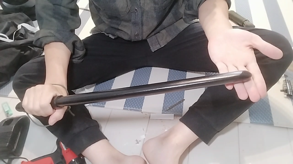 元警察官がおすすめする防犯グッズ。強盗対策に適した自宅用の合法武器『脇差し木刀』を紹介。操作性を高めるカスタマイズ方法や防犯のポイントを詳しく解説しています。