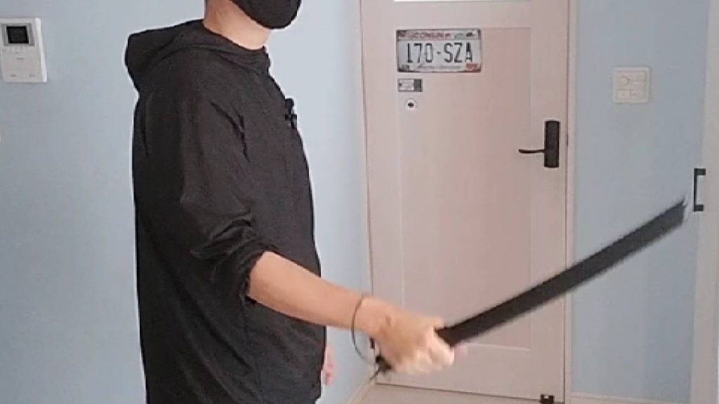 元警察官がおすすめする防犯グッズ。強盗対策に適した自宅用の合法武器『脇差し木刀』を紹介。操作性を高めるカスタマイズ方法や防犯のポイントを詳しく解説しています。