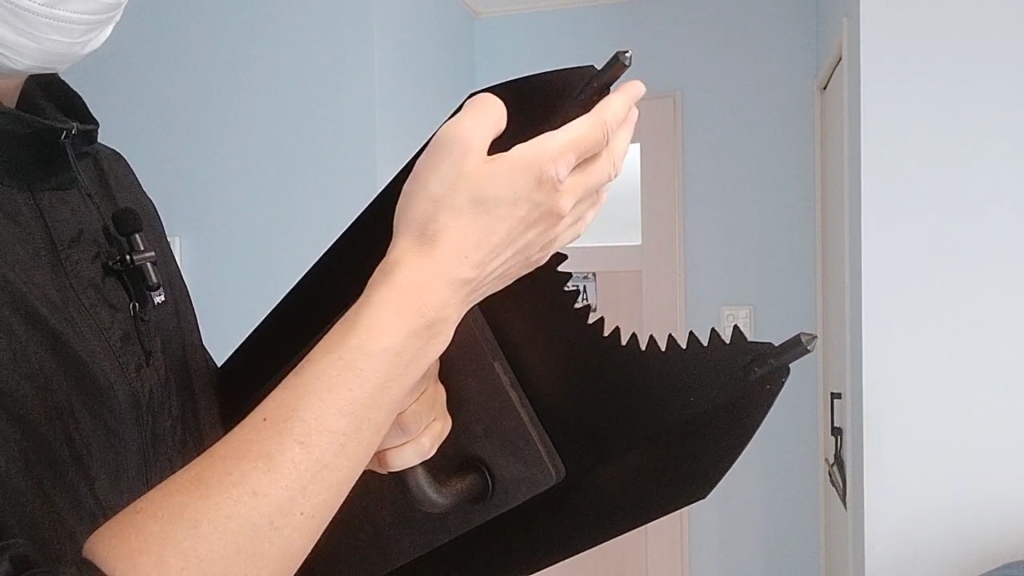 元警察官で格闘技歴20年以上の私がおすすめ!合金製のリーズナブルな盾で防犯しましょう!使い方もレクチャー!強盗の武器から命を守る!