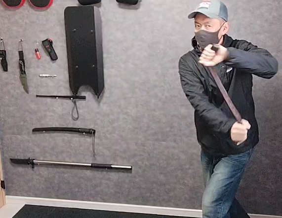 ベルトを活用した護身術｜暴漢・強盗対策にも！元警察官が教える実践的な使い方