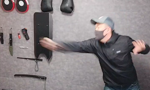 ベルトを活用した護身術｜暴漢・強盗対策にも！元警察官が教える実践的な使い方