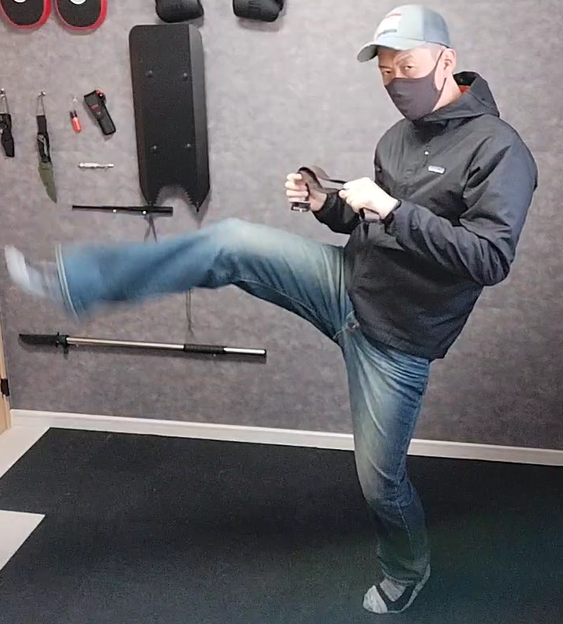 ベルトを活用した護身術｜暴漢・強盗対策にも！元警察官が教える実践的な使い方