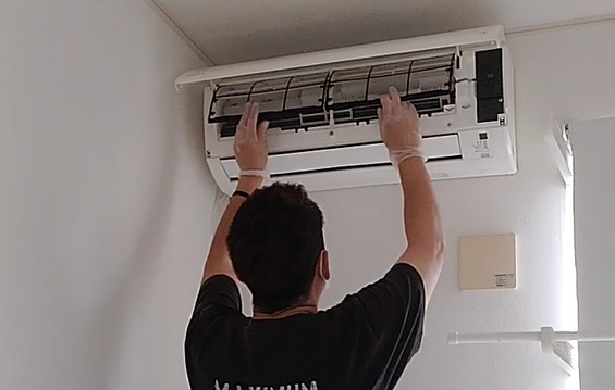 【元警察官直伝】エアコン内部清掃を自分で安全に！おすすめスプレーと掃除手順を完全解説