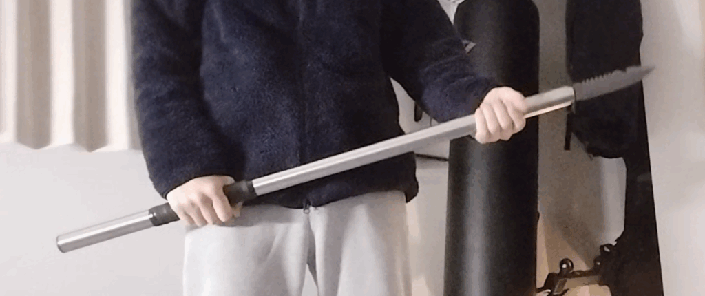 「イノシシ・熊など害獣対策にDIY槍!用心深いおっさんが静かに備える“最終兵器”」【強盗対策のおすすめ最強武器ではない】