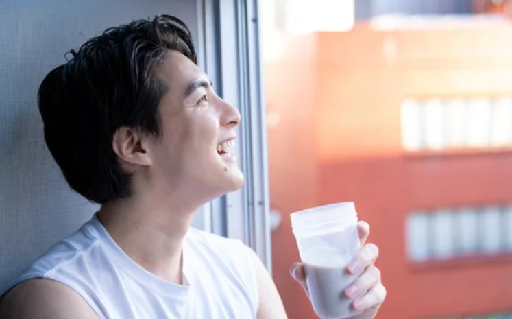 アイルランド産グラスフェッド、ニチガのWPIプロテインとイソマルトオリゴ糖の組み合わせで、脂肪燃焼効率UP、腸内環境改善、血糖値安定、味の飲みやすさまで叶える効果を解説します。