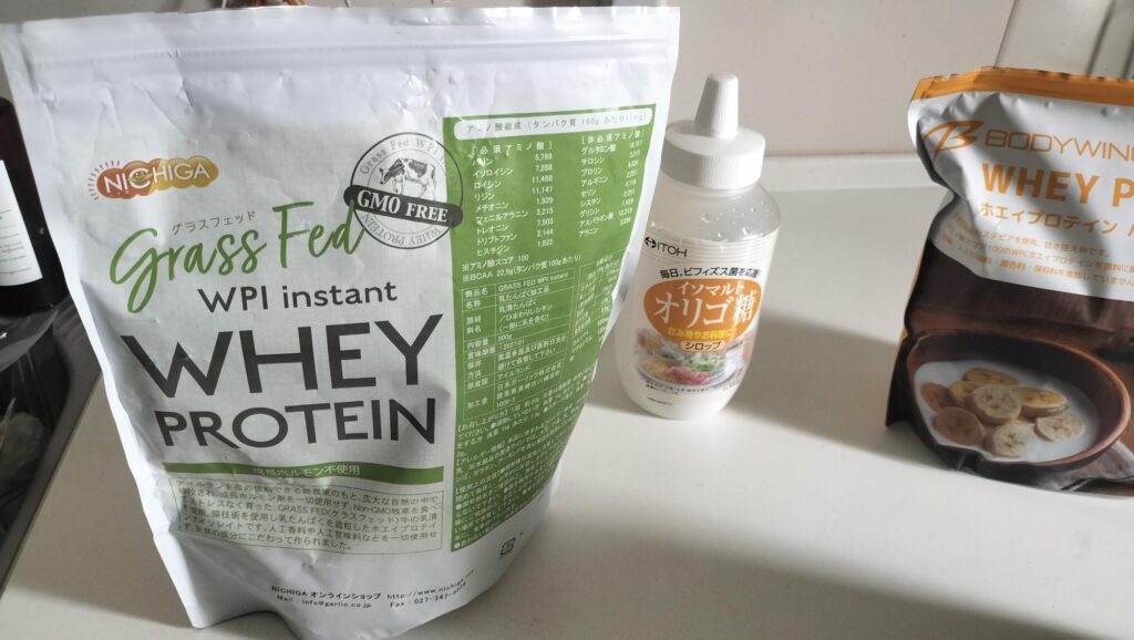 アイルランド産グラスフェッド、ニチガのWPIプロテインとイソマルトオリゴ糖の組み合わせで、脂肪燃焼効率UP、腸内環境改善、血糖値安定、味の飲みやすさまで叶える効果を解説します。