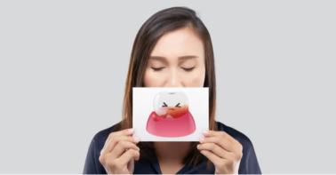 歯周病で歯ぐきが炎症を起こしているイメージ図。歯肉炎や歯槽膿漏など中年男性に多い歯の病気を表し、電動歯ブラシによる予防や健康維持の重要性を示す