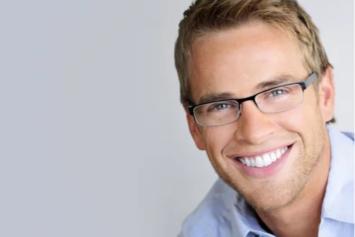 歯周病で歯ぐきが炎症を起こしているイメージ図。歯肉炎や歯槽膿漏など中年男性に多い歯の病気を表し、電動歯ブラシによる予防や健康維持の重要性を示す