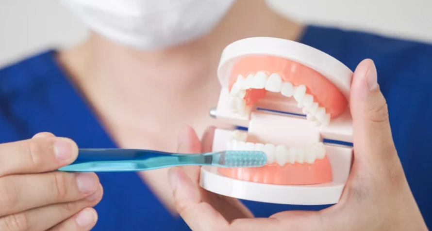 中年男性の歯の健康寿命を守るセルフケア　歯周病や歯槽膿漏を予防し電動歯ブラシやフロスでケアするイメージ