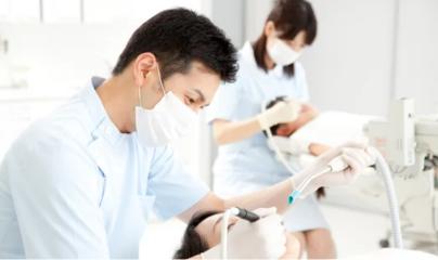 歯周病で歯ぐきが炎症を起こしているイメージ図。歯肉炎や歯槽膿漏など中年男性に多い歯の病気を表し、電動歯ブラシによる予防や健康維持の重要性を示す