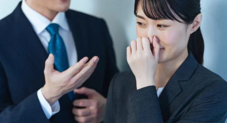 歯周病で歯ぐきが炎症を起こしているイメージ図。歯肉炎や歯槽膿漏など中年男性に多い歯の病気を表し、電動歯ブラシによる予防や健康維持の重要性を示す