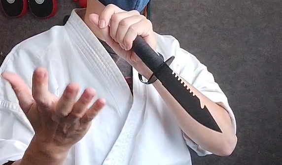 Dcenrun シースナイフ HYD-006Xは、手頃な価格帯で購入できるコスパ重視のアウトドアナイフです。刃渡り14cmの扱いやすいサイズで、キャンプ・釣り・登山などの軽作業に最適。黒で統一されたデザインとABSハンドルの握りやすさが魅力で、「まず1本ほしい」という人にぴったりの入門用ナイフです。