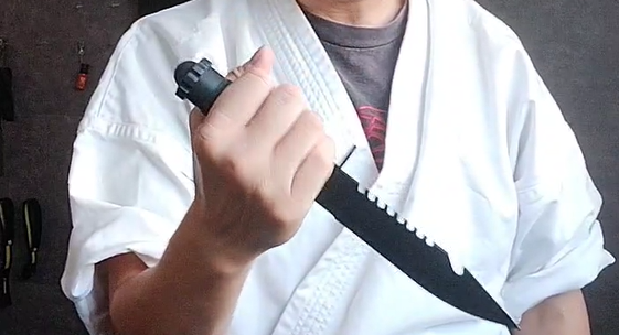 Dcenrun シースナイフ HYD-006Xは、手頃な価格帯で購入できるコスパ重視のアウトドアナイフです。刃渡り14cmの扱いやすいサイズで、キャンプ・釣り・登山などの軽作業に最適。黒で統一されたデザインとABSハンドルの握りやすさが魅力で、「まず1本ほしい」という人にぴったりの入門用ナイフです。