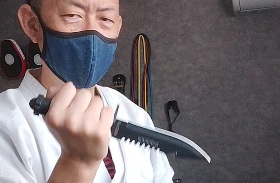 Dcenrun シースナイフ HYD-006Xは、手頃な価格帯で購入できるコスパ重視のアウトドアナイフです。刃渡り14cmの扱いやすいサイズで、キャンプ・釣り・登山などの軽作業に最適。黒で統一されたデザインとABSハンドルの握りやすさが魅力で、「まず1本ほしい」という人にぴったりの入門用ナイフです。