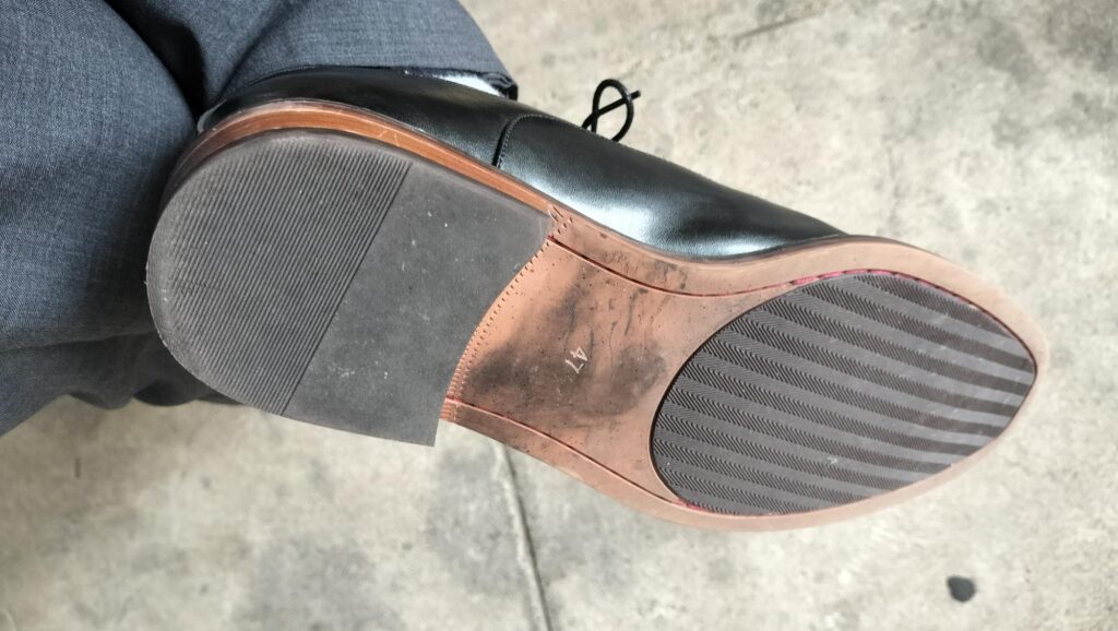 リーズナブルな革靴。安い価格帯ながら本革を使用した入門向けビジネスシューズです。