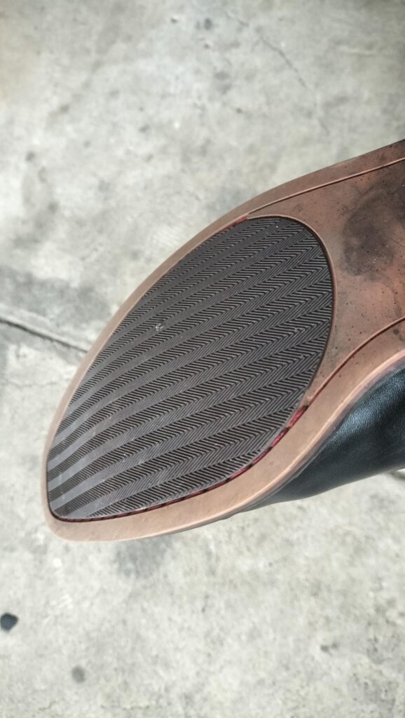 リーズナブルな革靴。安い価格帯ながら本革を使用した入門向けビジネスシューズです。