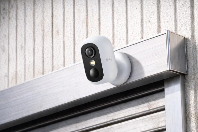 元警察官がAnker防犯カメラ「eufyCam C35」を持ってレビューしている様子｜アンカー防犯カメラの評価・口コミ解説