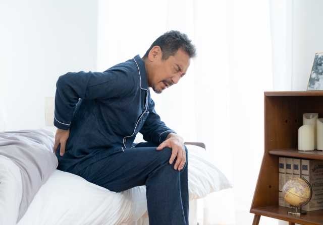 30代からの腰痛対策！いきなりストレッチが逆効果な理由と、ぎっくり腰を回避する「筋膜リリースガン」の活用術を元警察官が解説。カチカチの筋肉を安全にほぐし、生活リスクを最小限に抑えるプロ推奨のメンテナンス手順とは。動けなくなる前に、正しいセルフケアで日常を守りましょう。