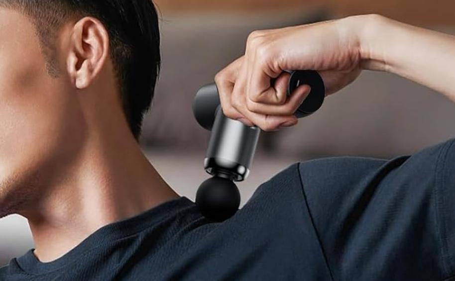 30代からの腰痛対策！いきなりストレッチが逆効果な理由と、ぎっくり腰を回避する「筋膜リリースガン」の活用術を元警察官が解説。カチカチの筋肉を安全にほぐし、生活リスクを最小限に抑えるプロ推奨のメンテナンス手順とは。動けなくなる前に、正しいセルフケアで日常を守りましょう。