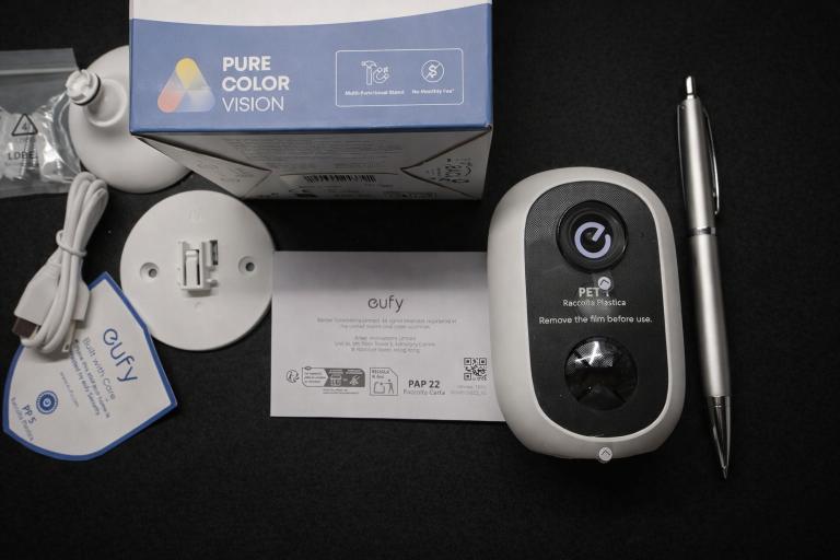 元警察官がAnker防犯カメラ「eufyCam C35」を持ってレビューしている様子｜アンカー防犯カメラの評価・口コミ解説