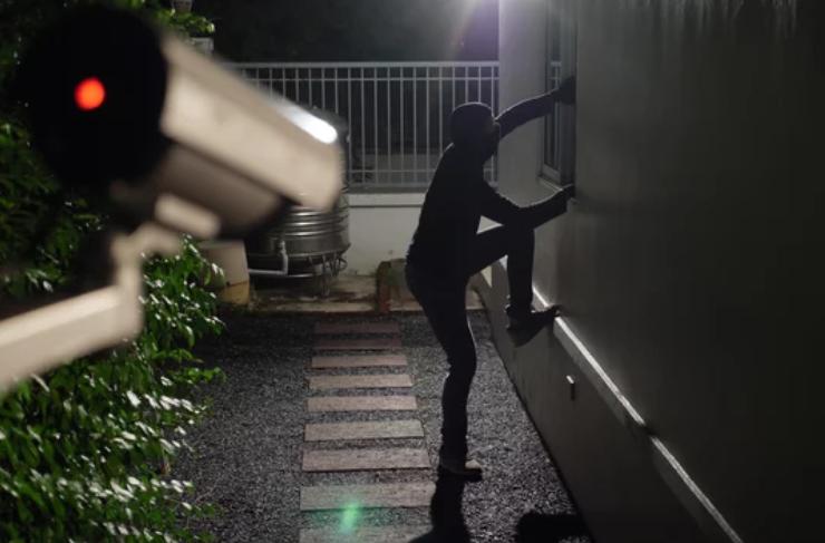 元警察官がAnker防犯カメラ「eufyCam C35」を持ってレビューしている様子｜アンカー防犯カメラの評価・口コミ解説